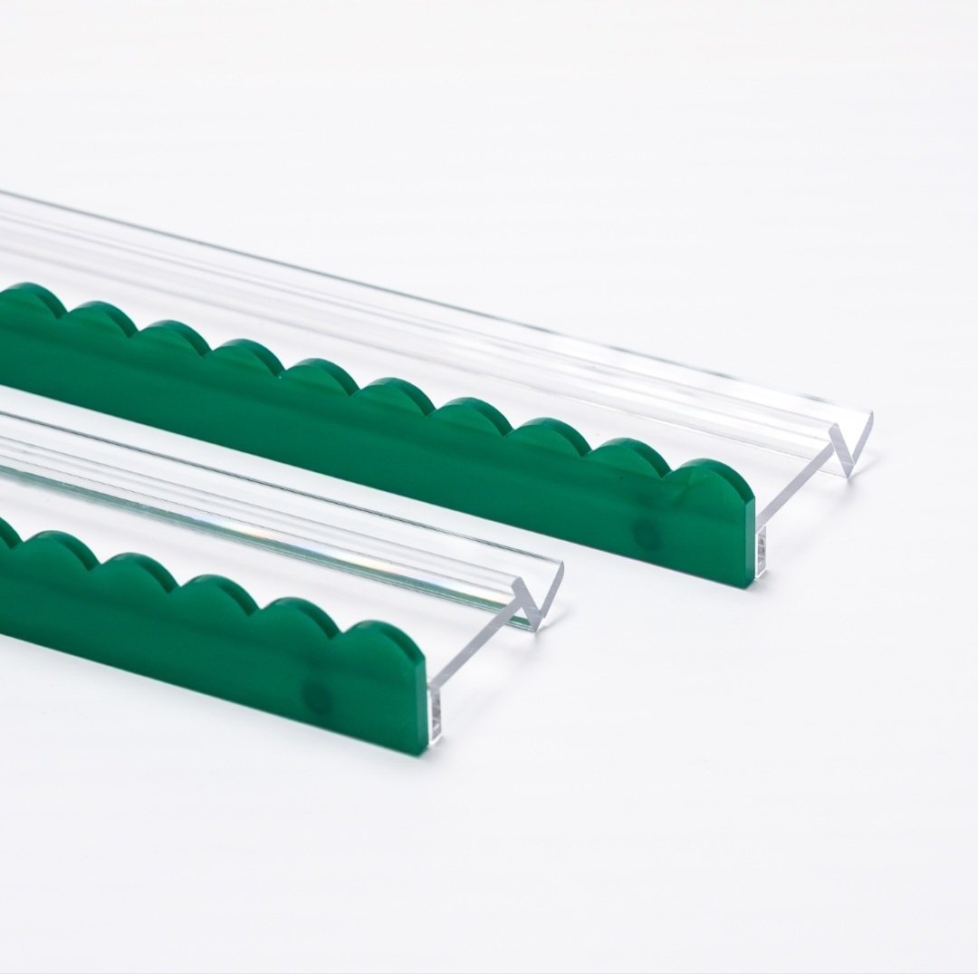 Mahjong Premium Acrylic Racks Set — Clear Racks with Dark Green Scalloped Pushers (6mm)