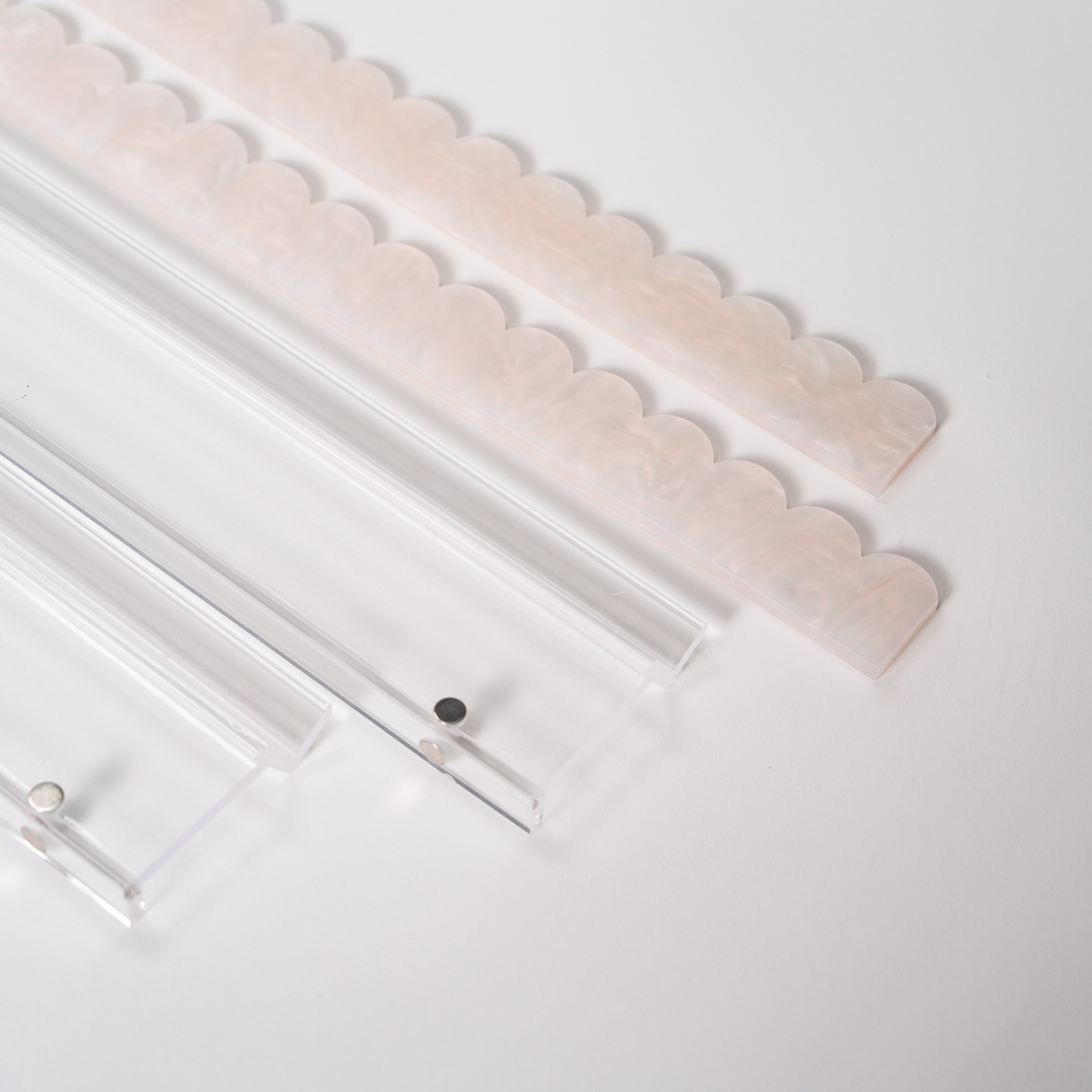Mahjong Premium Acrylic Racks set - 4 Clear Racks & 4 Magnetic White Pearl Pushers (6 mm Thick) with a Complimentary Velvet Racks Bag Included